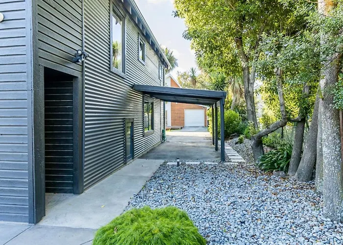 Little Black Ski Chalet | Central, Wifi, Families!