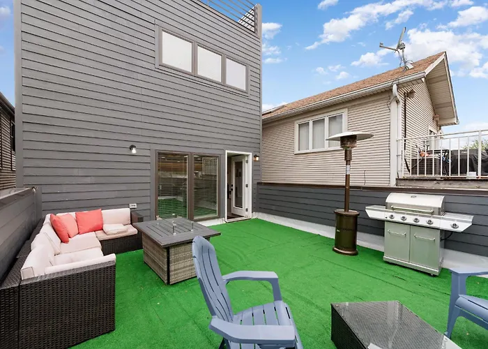Magnificent New Home W/8 Beds & Free Parking