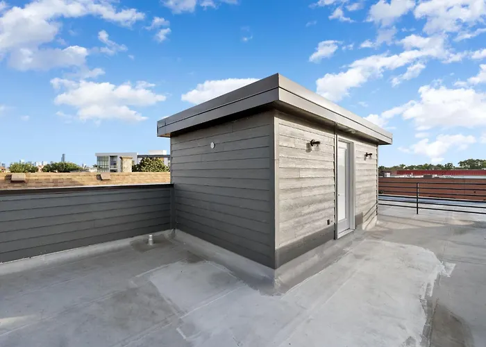 Magnificent New Home W/8 Beds & Free Parking