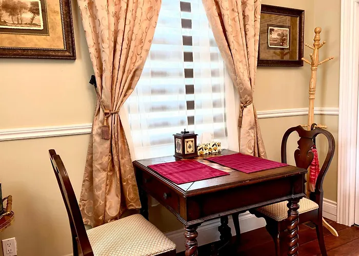 Barker House Suite 3,In The Heart Of Old-Town