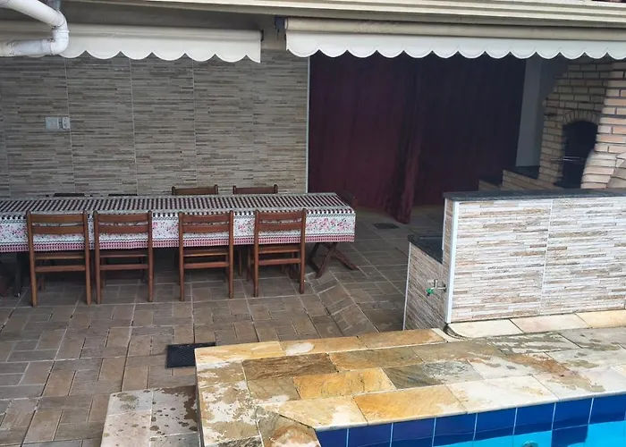 Linda casa Edícula fundos do terreno com piscina