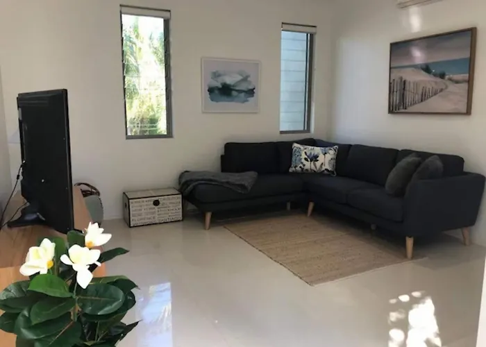 Coastal Chic With Heated Pool Quiet Location