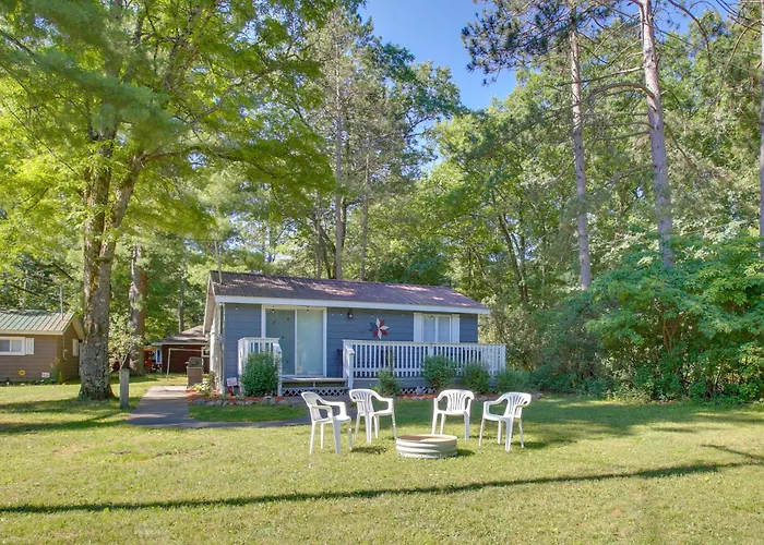 Cozy Wellston Cabin - Walk To Crystal Lake!