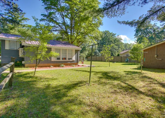 Cozy Wellston Cabin - Walk To Crystal Lake!