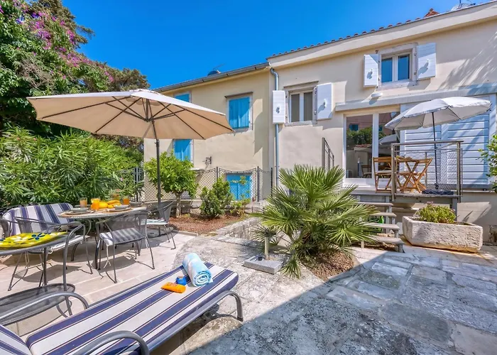 Island Villa Alba With Terrace & Grill - Happy Rentals