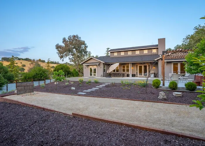 Luxurious, Modern Farmhouse In Wine Country