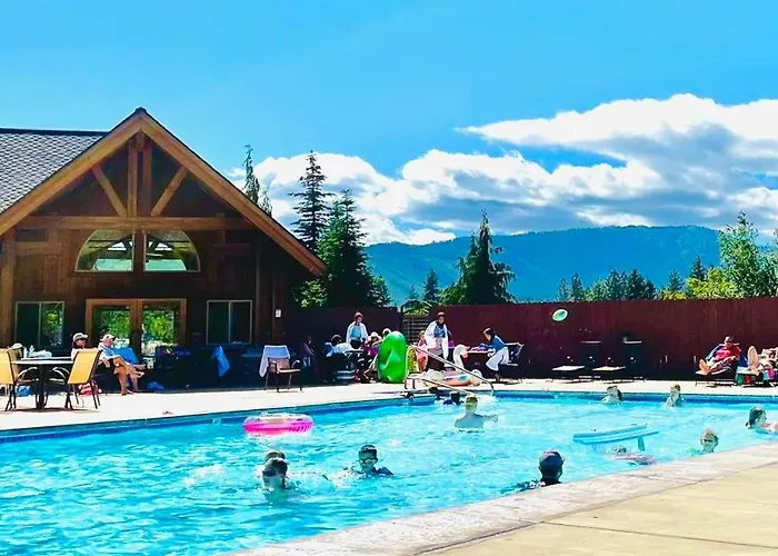 3Br Forest Cabin, Hot Tub, Game Room, Big Backyard