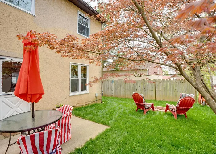 Walk To Mall & Train Station! Philly Suburb Stay
