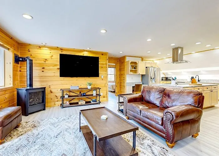 Dog-Friendly Apartment By Moosehead Lake With Sprawling Deck & Firepit