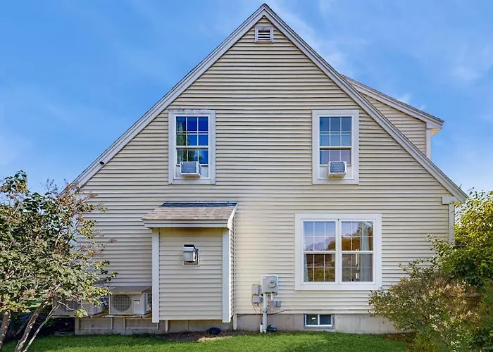 Newly Renovated Charming House With Cozy Fireplace & Outdoor Entertainment Areas