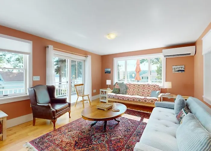 Charming Cape-Style House With Panoramic River Views And Modern Amenities