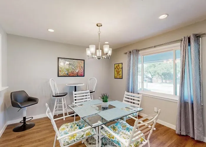 Cozy 2 Bedroom Home With Gas Grill, Patio, And Boat Parking