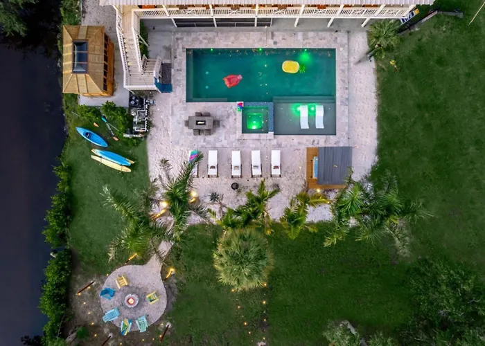 Sleeps 40! 13Br•Heated Pool•Waterfront Resort•Spa