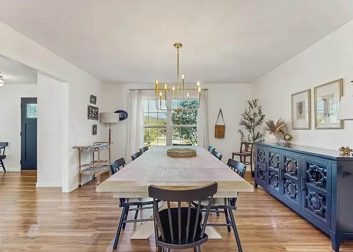 Newly Renovated Charming House With Cozy Fireplace & Outdoor Entertainment Areas