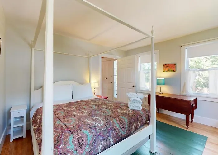 Charming Cape-Style House With Panoramic River Views And Modern Amenities