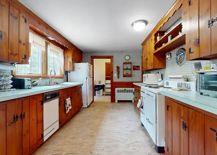 Cozy & Quiet Hyannis Retreat