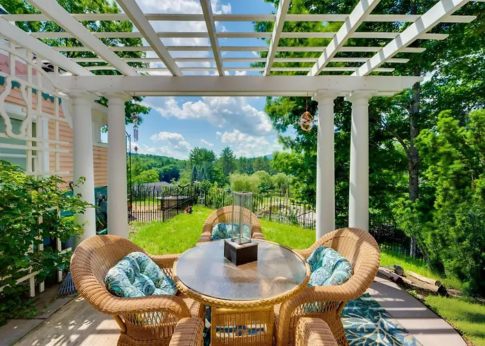 Mountain Views: Beautiful Nestlenook Farm Home!