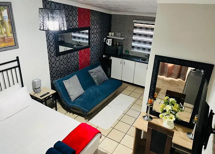 Rest Inn C Guesthouse - 10Min From Or Tambo Airport