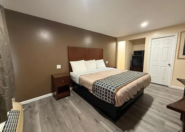 Travelers Motor Lodge