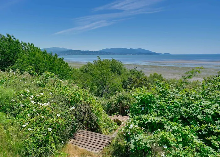 Waterfront Bellingham Bliss: Steps To Beach!