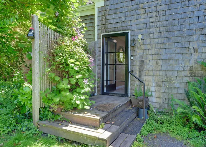 Waterfront Bellingham Bliss: Steps To Beach!