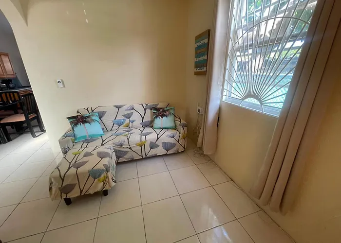 Cozy Suite, Wifi, Ac In Bedroom & 1 Minute Walk To West Coast Beach!