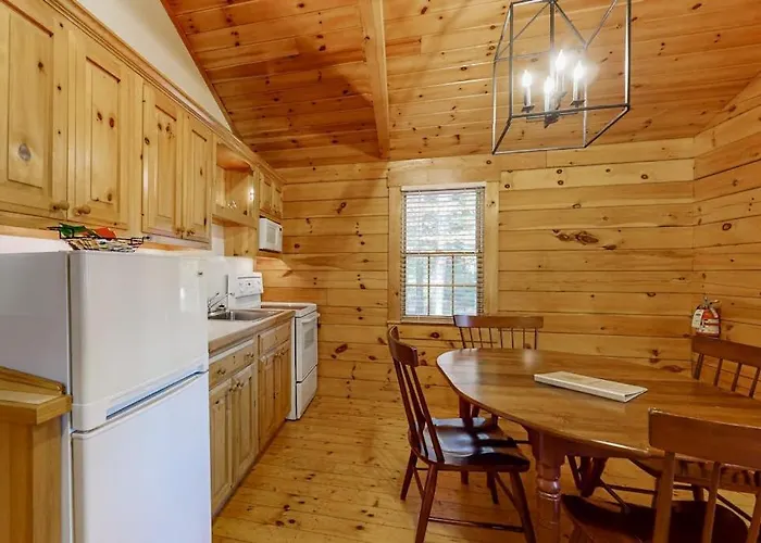 Comfortable Two Bedroom Cabin With Firepit, Kitchen, Hiking Trail Within Walking
