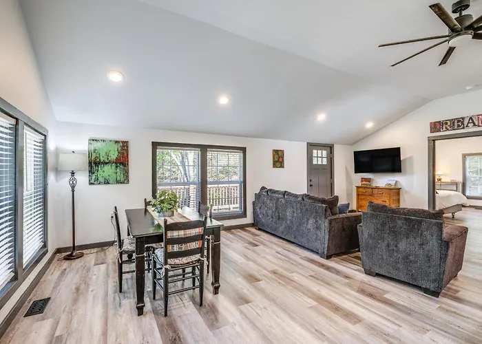 2 Mi To Warm Springs Pools: Home W/ Large Yard!