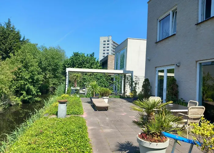 Private Rooms, Free Parking, Luxury City Villa Close To The Center