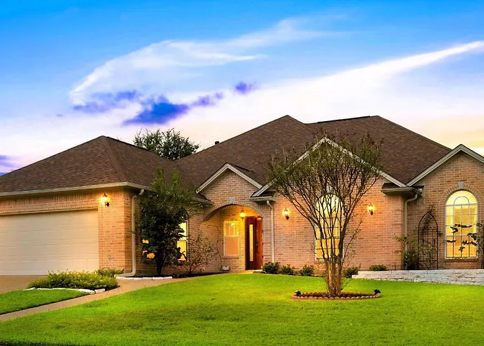 Luxury Home With Gourmet Kitchen - 3 Miles To A&M, Sleeps 14