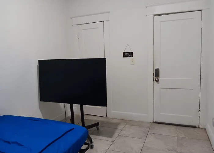 Hostel Tampa, 15 Minutes To Airport, Near Ybor City, Self Check-In