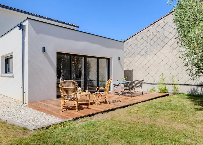 Maison Moderne Et Spacieuse Avec Jardin A Pessac