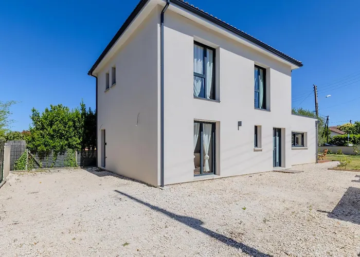 Maison Moderne Et Spacieuse Avec Jardin A Pessac