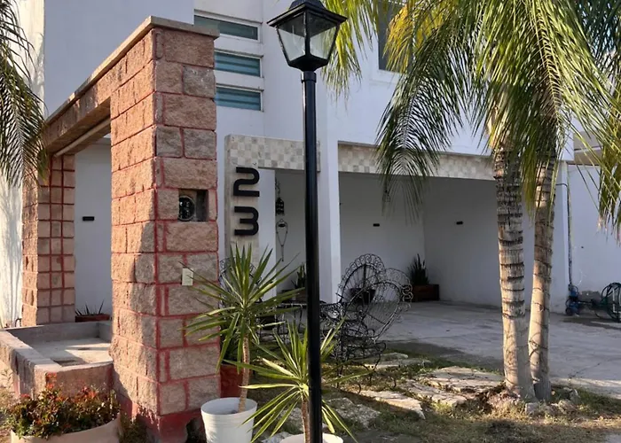 Casa Completa, 4 Dormitorios, 7 Camas Dobles, 4 Sofa Cama, 3 Banos 1 En Planta Baja, Cocina Equipada, Consola Arcade, Asador, Juguetes Para Ninos, Plancha, Secadora, Cafetera, Etc, Fraccionamiento Privado, Zona De Vias Rapidas Y Toallas