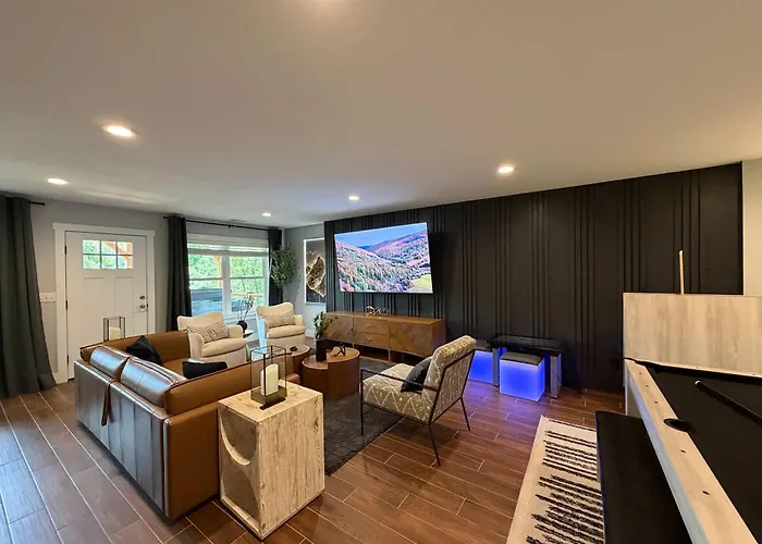 5 Miles To Asheville, Hot Tub, Epic Mountain Views, Fire Pit, Pool Table, 2 Living Rooms, Universal Tesla Ev Connector