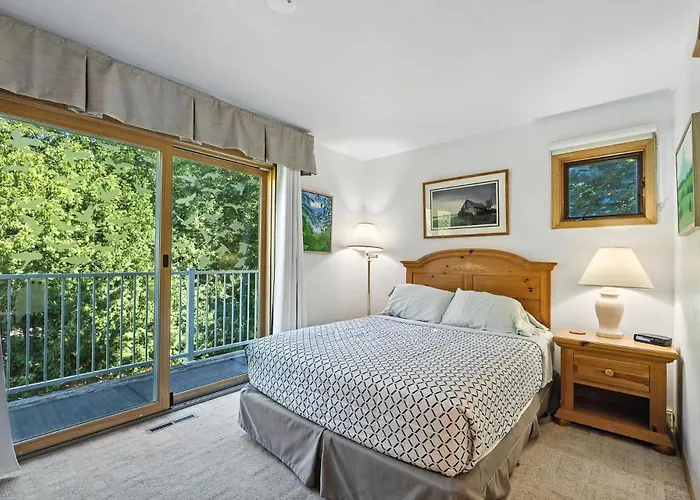 Hilltop Hideaway Unit B-5 By Simple Life Rentals