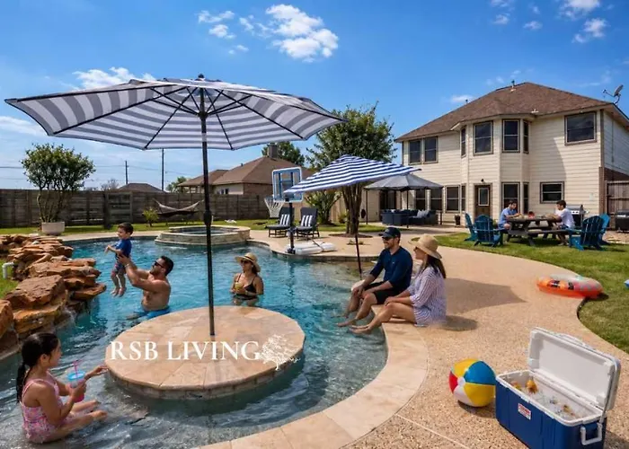 Luxurious Home With Huge Pool