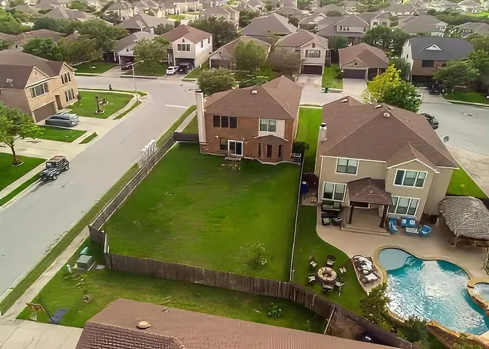 Hill Country Beauty In Red Beautiful Large Home! Very Spacious!