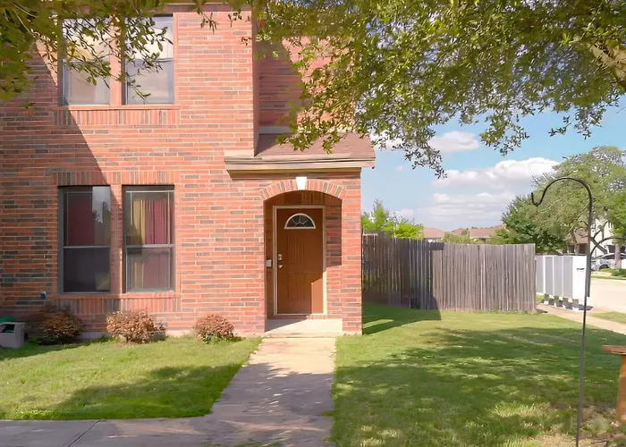 Hill Country Beauty In Red Beautiful Large Home! Very Spacious!