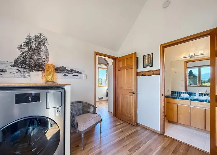 Olympic Oasis Tranquil Retreat Near Dungeness Wildlife Refuge Hot Tub