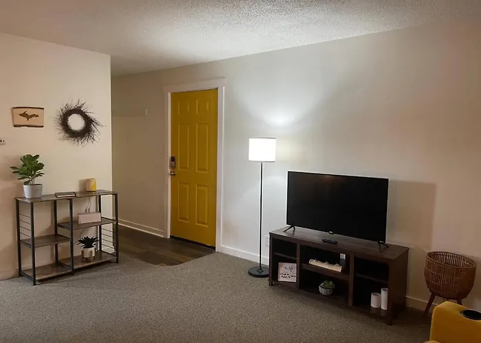 Downtown Yellow Room At Villages On Aurora