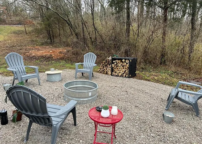 Country Cottage Lake Cumberland King Bed