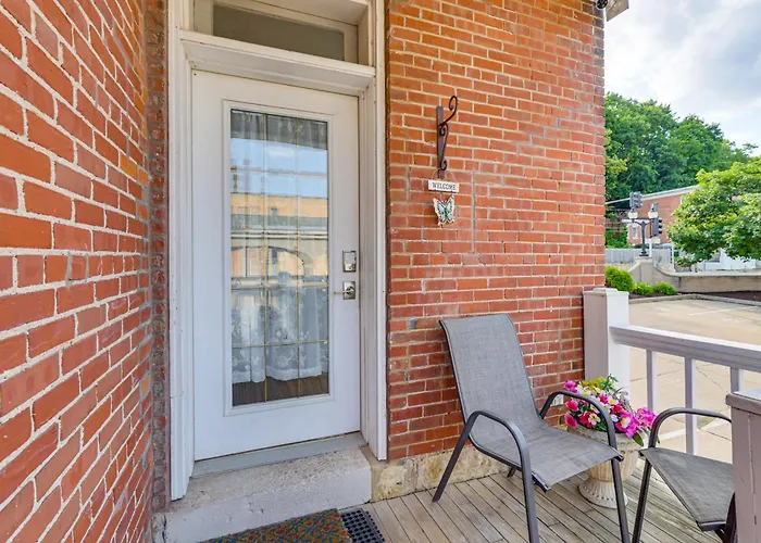 Walk Downtown: Inviting Historic Home In Dubuque!