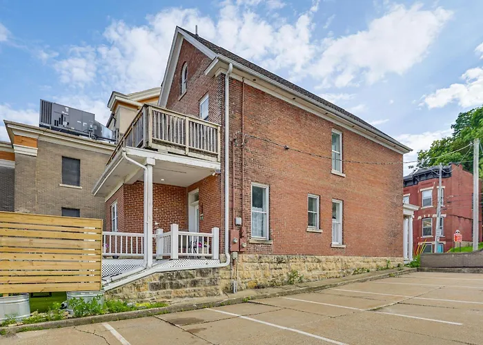 Walk Downtown: Inviting Historic Home In Dubuque!