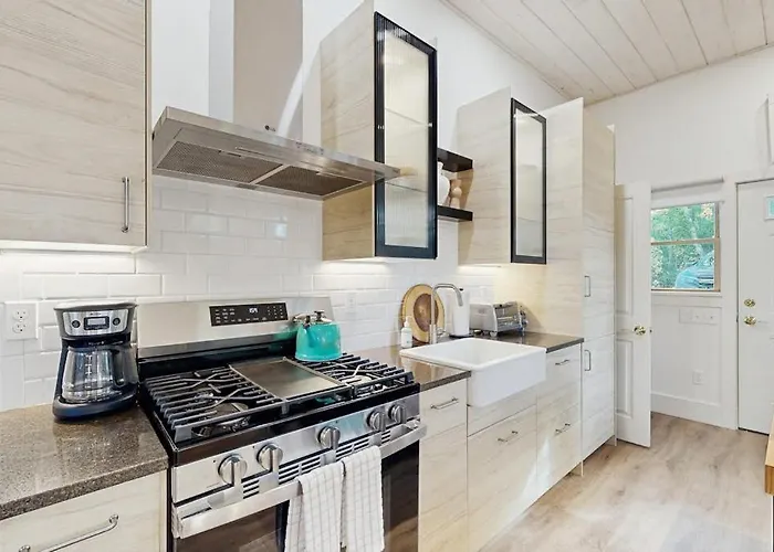 Charming Coastal Cottage With Firepit And Easy Beach Access