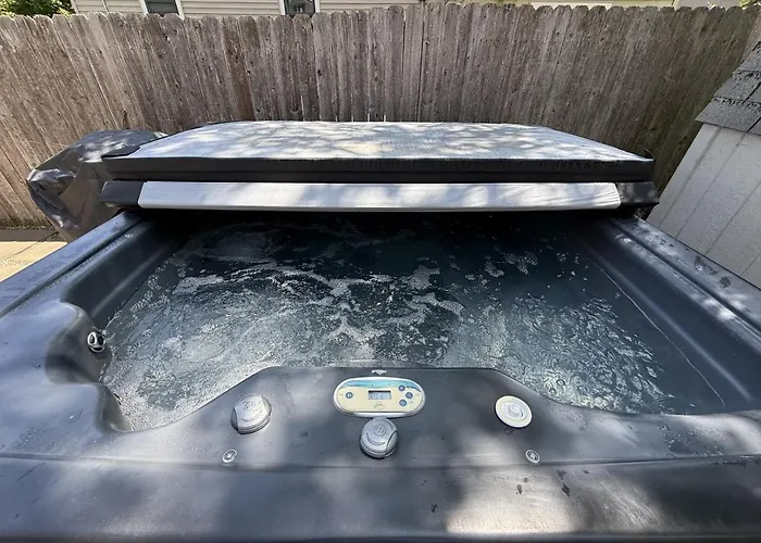Unwind At Lakeside | Hot Tub | Cozy Beach Town