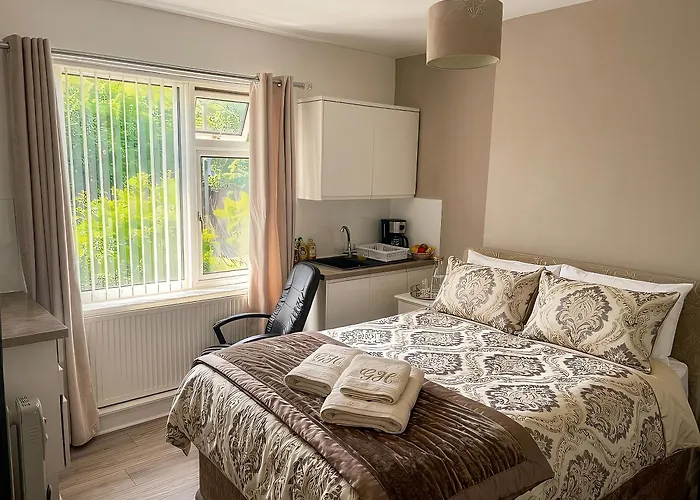 Jacuzzi City Guesthouse, About A 7 Min Walk To Racecourse And 10 Mins To The City