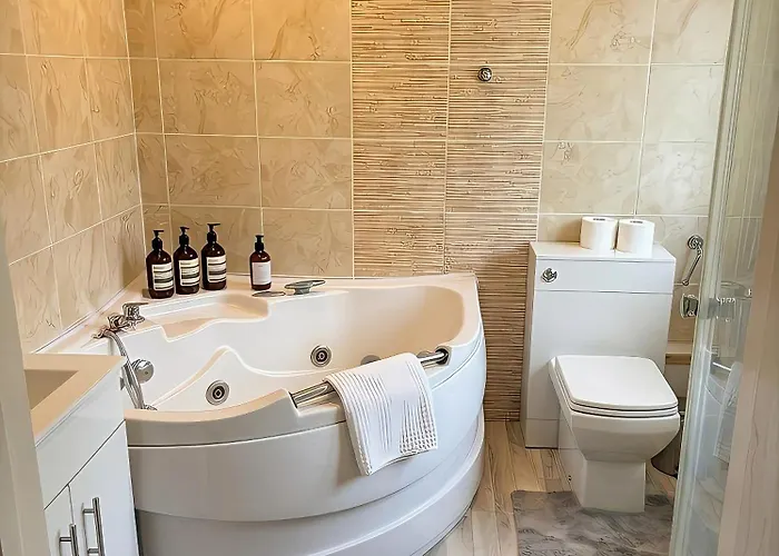 Jacuzzi City Guesthouse, About A 7 Min Walk To Racecourse And 10 Mins To The City