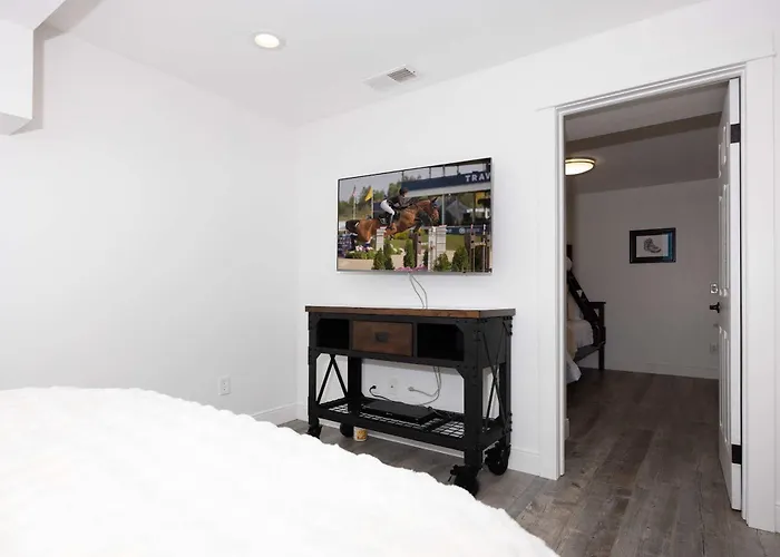4 Bedroom Renovated Home - Next To Horse Show Pet Friendly