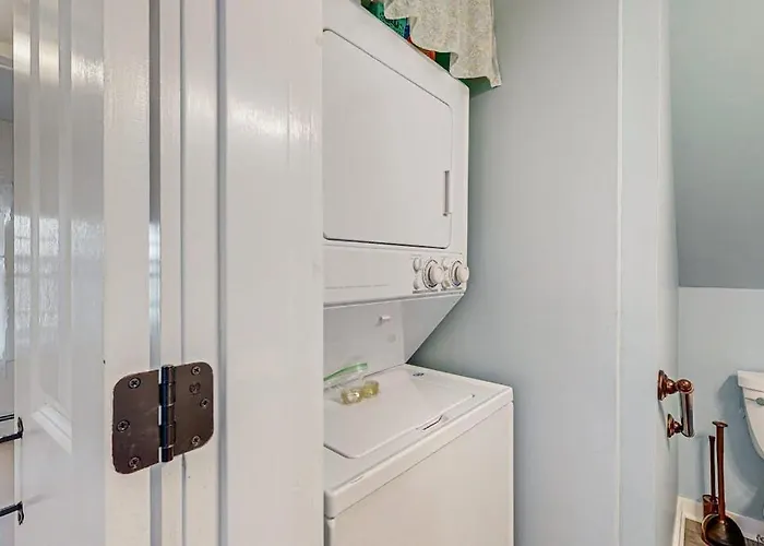 Cozy Apartment Near The River: Walk To Town & Local Attractions